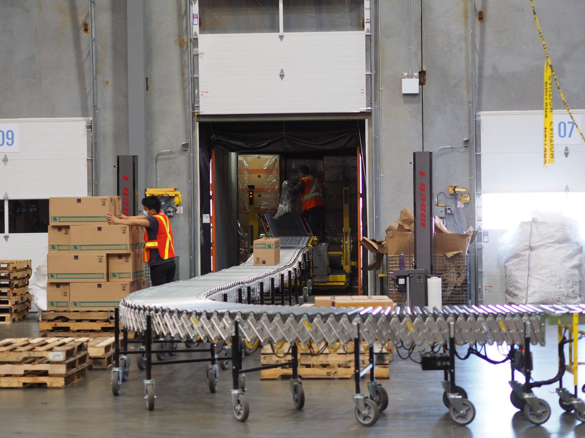 A conveyer belt demonstrates freight classification.
